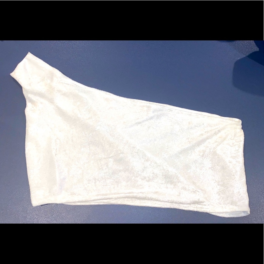 single sleeve white suede crop top